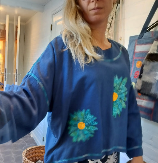 Oversize bluse i mørkeblå hør med blomsterbroderi
