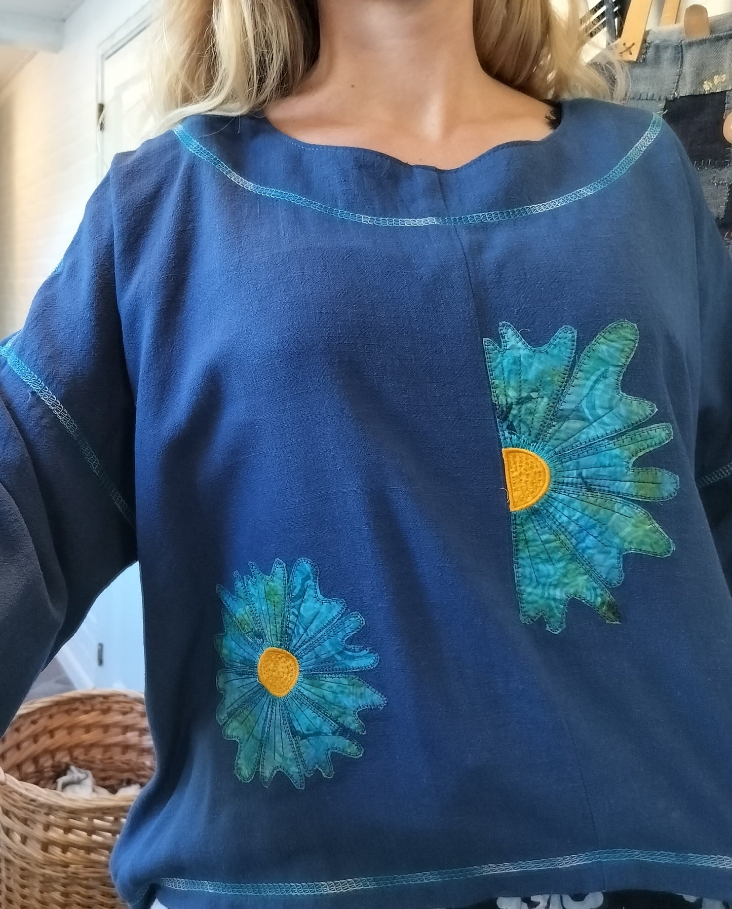 Oversize bluse i mørkeblå hør med blomsterbroderi