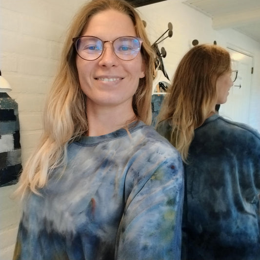 Isfarvet oversize bluse i viscose – blå poesi i bevægelse