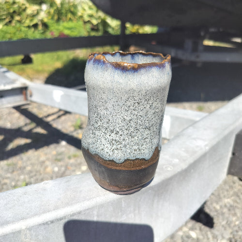 Lille håndlavet vase fra Louise Livskraft – 2. sortering