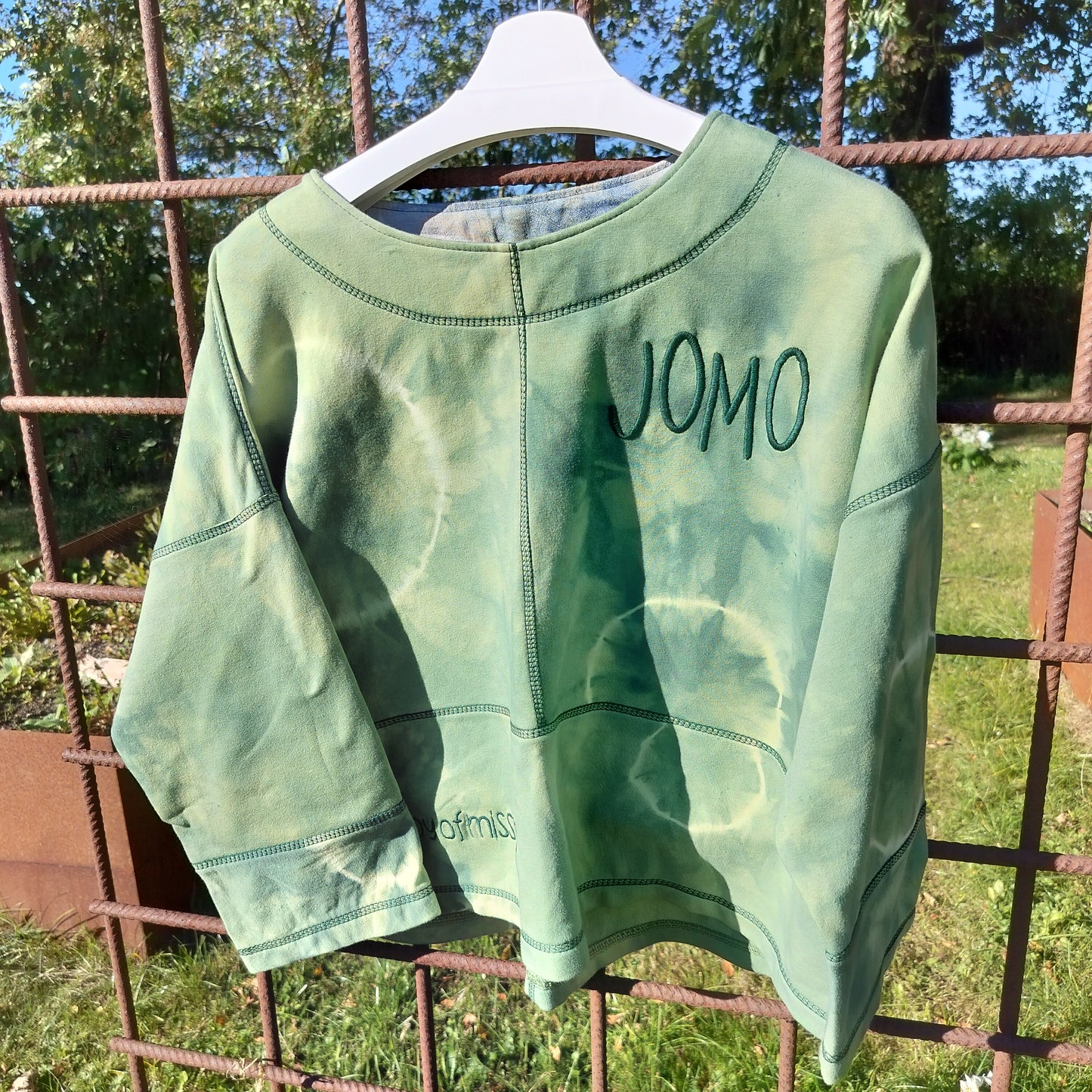 Oversize bluse i batik-isoli – JOMO statement i grønlige nuancer