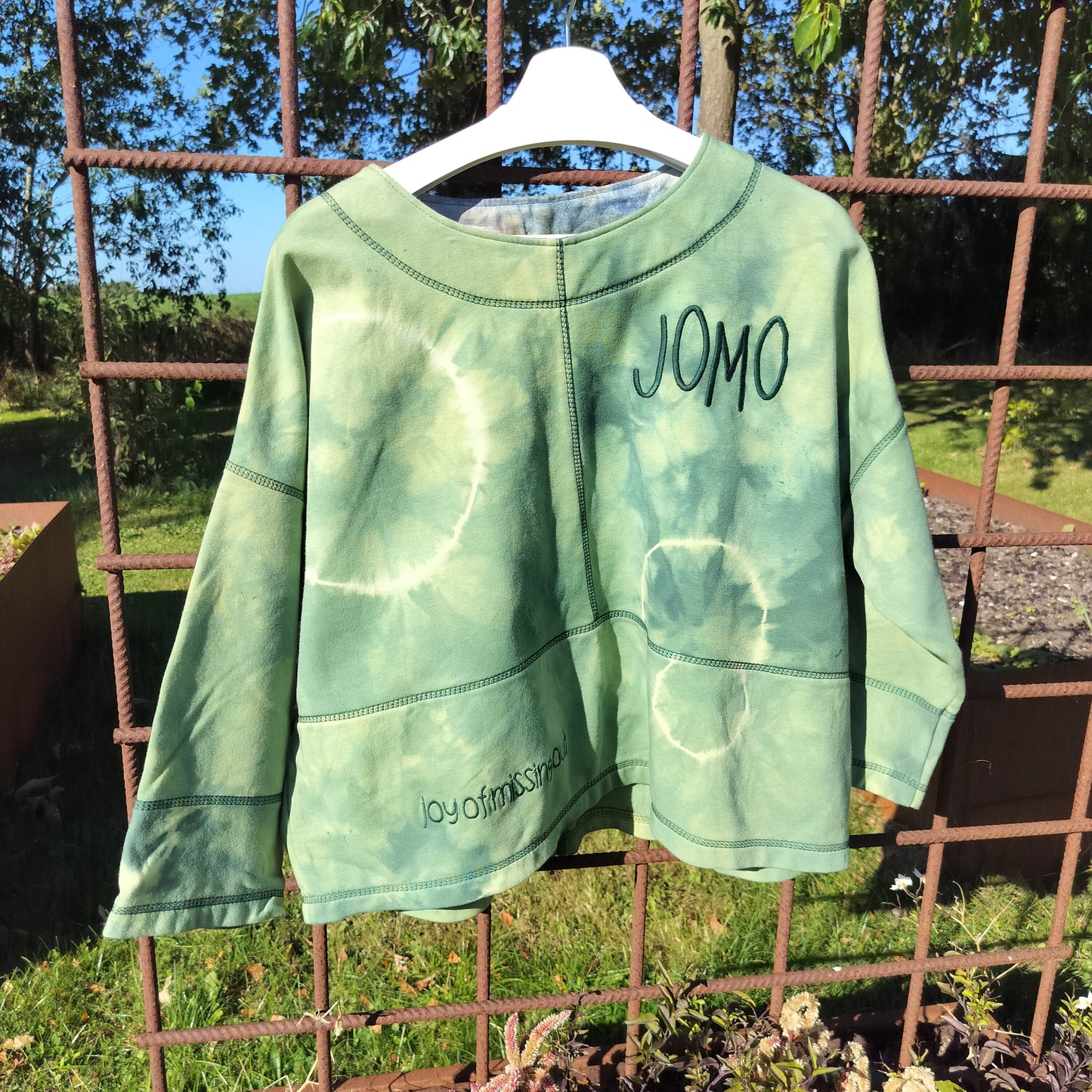 Oversize bluse i batik-isoli – JOMO statement i grønlige nuancer