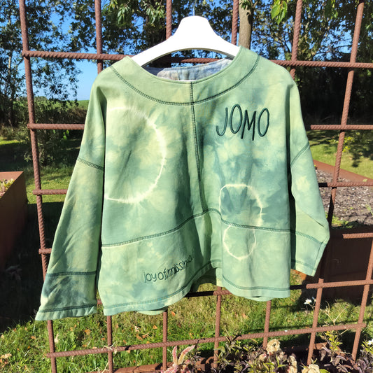 Oversize bluse i batik-isoli – JOMO statement i grønlige nuancer