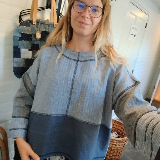Oversize bluse i blå og grå hør – klassisk og tidløs