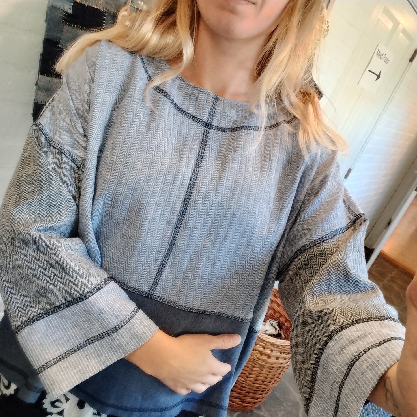 Oversize bluse i blå og grå hør – klassisk og tidløs