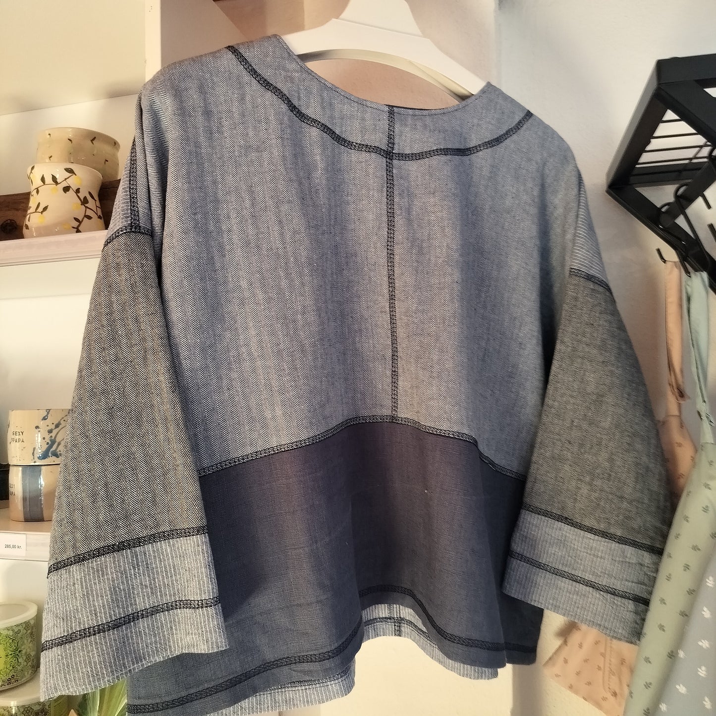 Oversize bluse i blå og grå hør – klassisk og tidløs