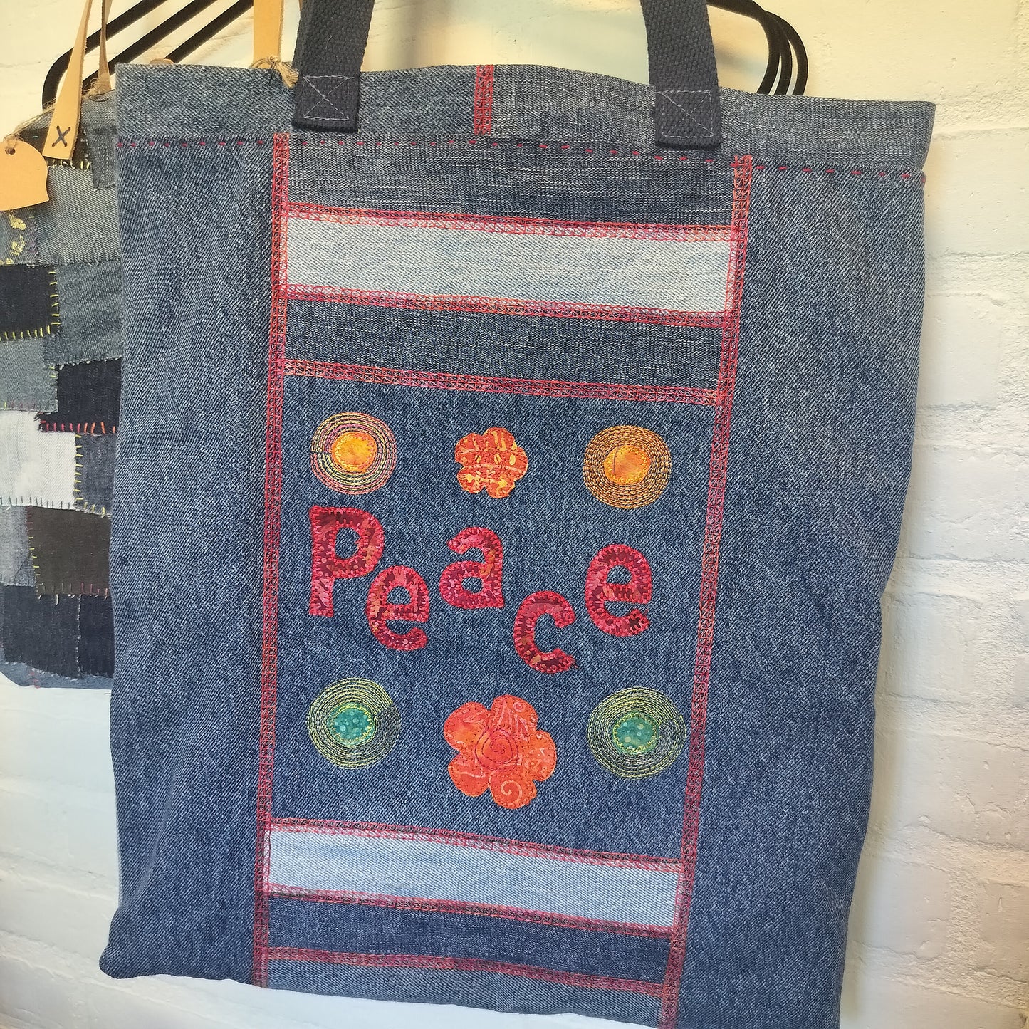 Denim Shopper med Peace-broderi – stærk, rummelig & fuld af sjæl
