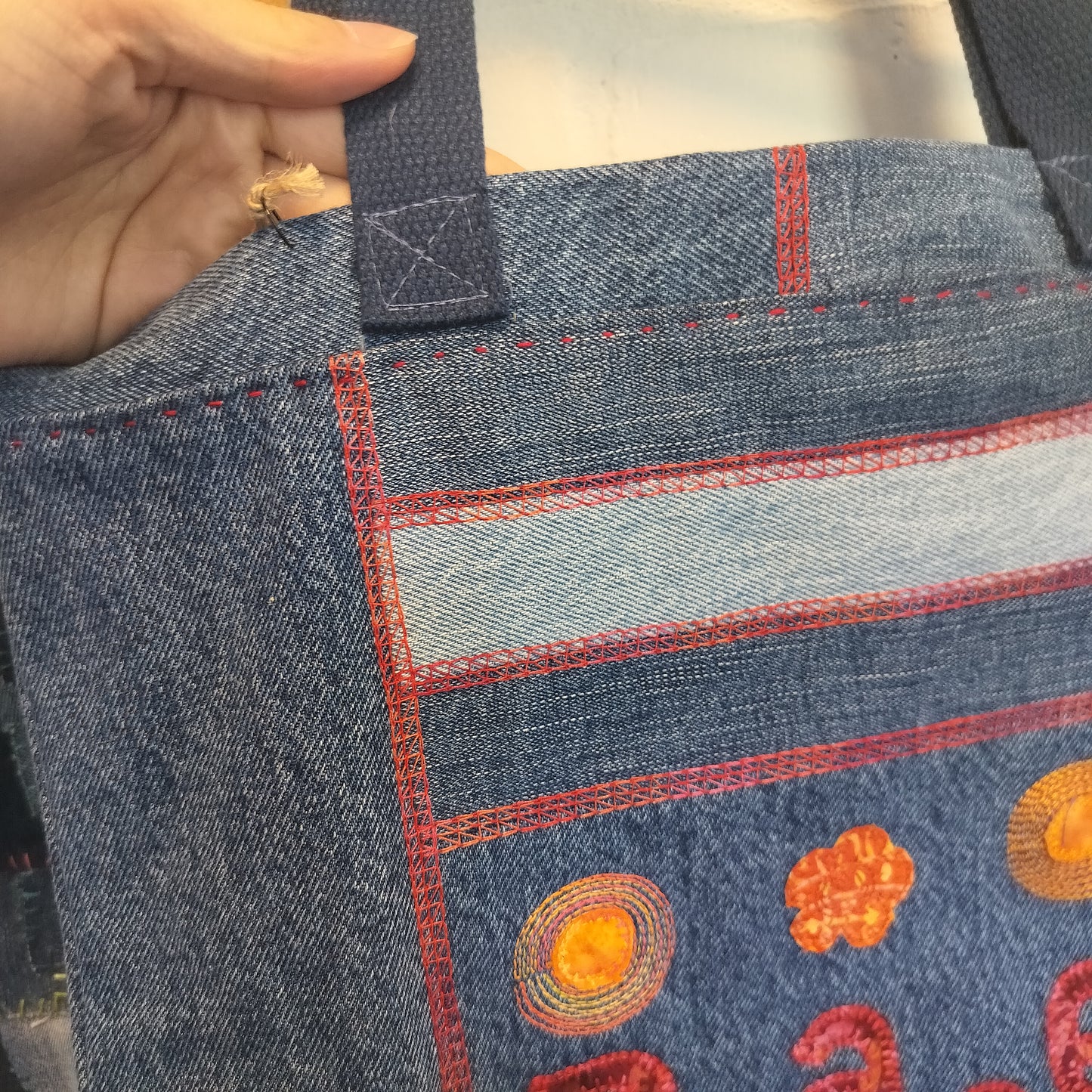 Denim Shopper med Peace-broderi – stærk, rummelig & fuld af sjæl