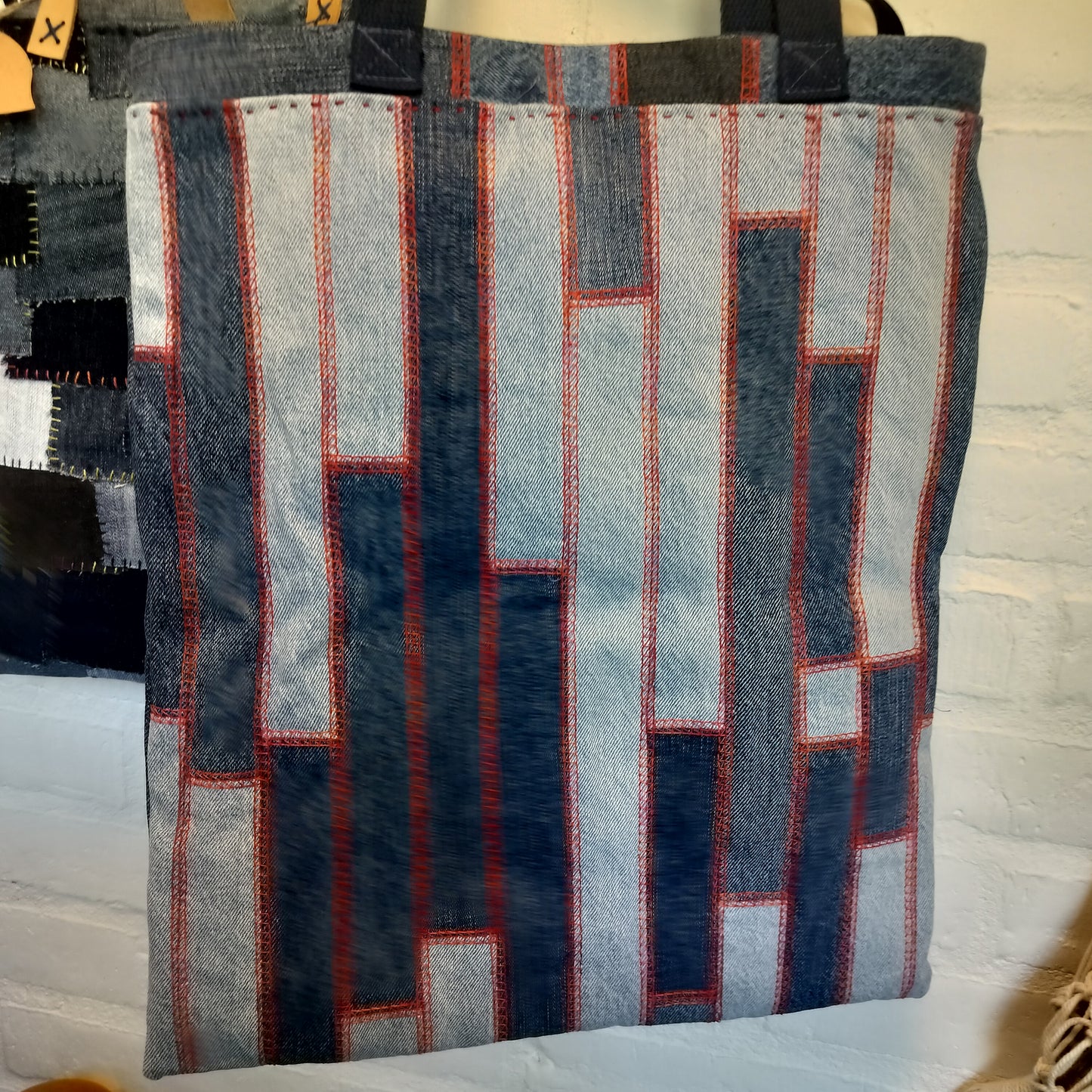 Denim Shopper med Peace-broderi – stærk, rummelig & fuld af sjæl