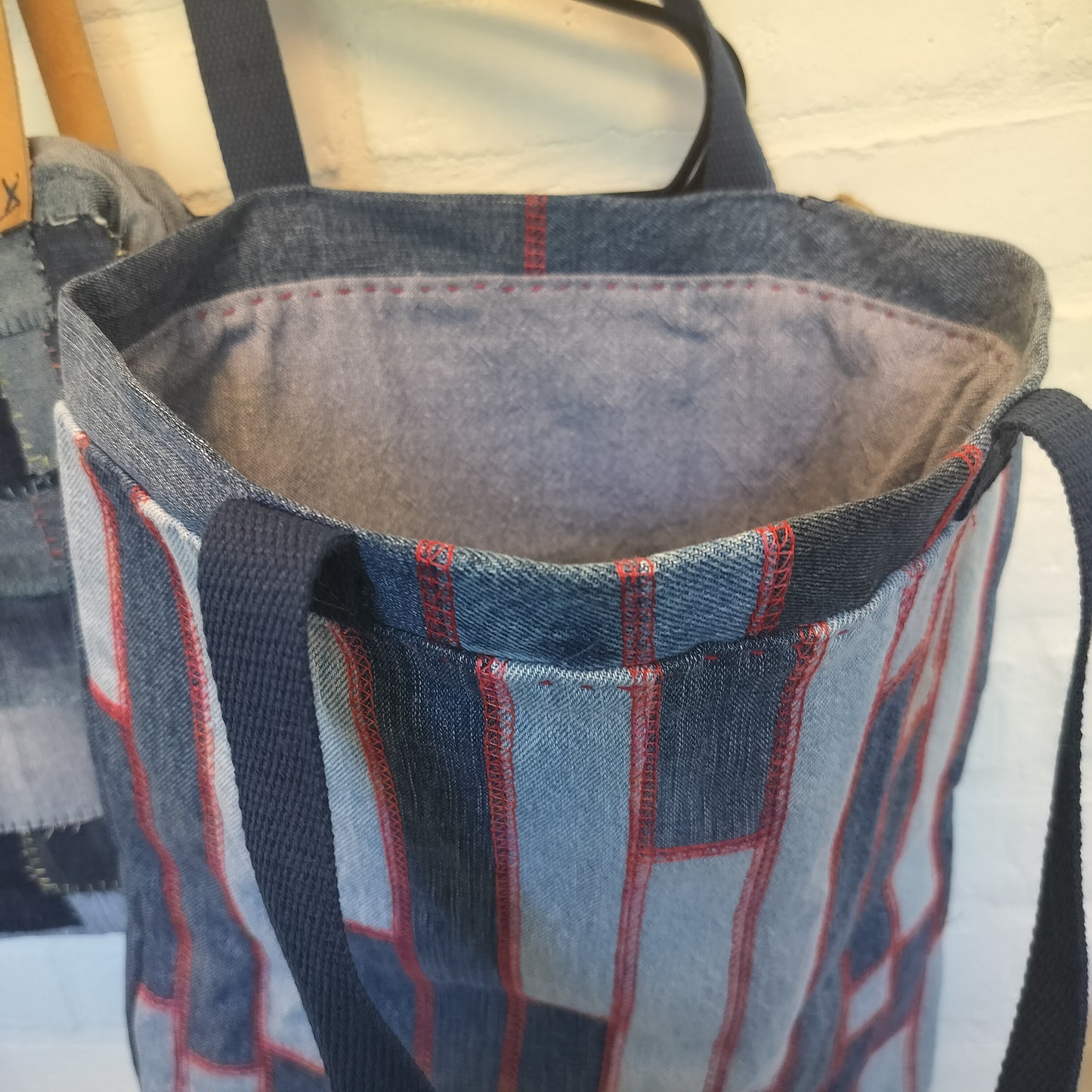 Denim Shopper med Peace-broderi – stærk, rummelig & fuld af sjæl