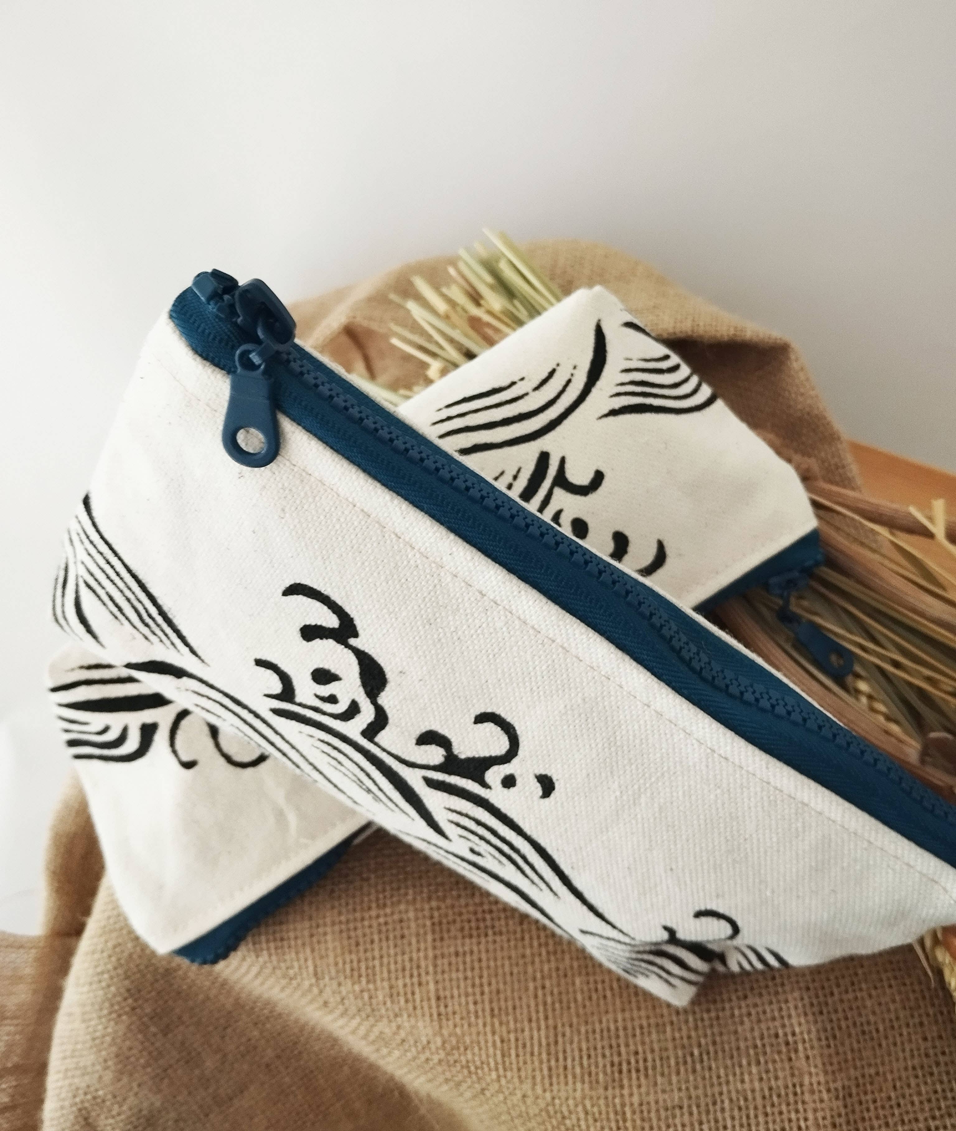 Kosmetikpung / organizer med japansk bølgemønster – stil, ro og orden i tasken