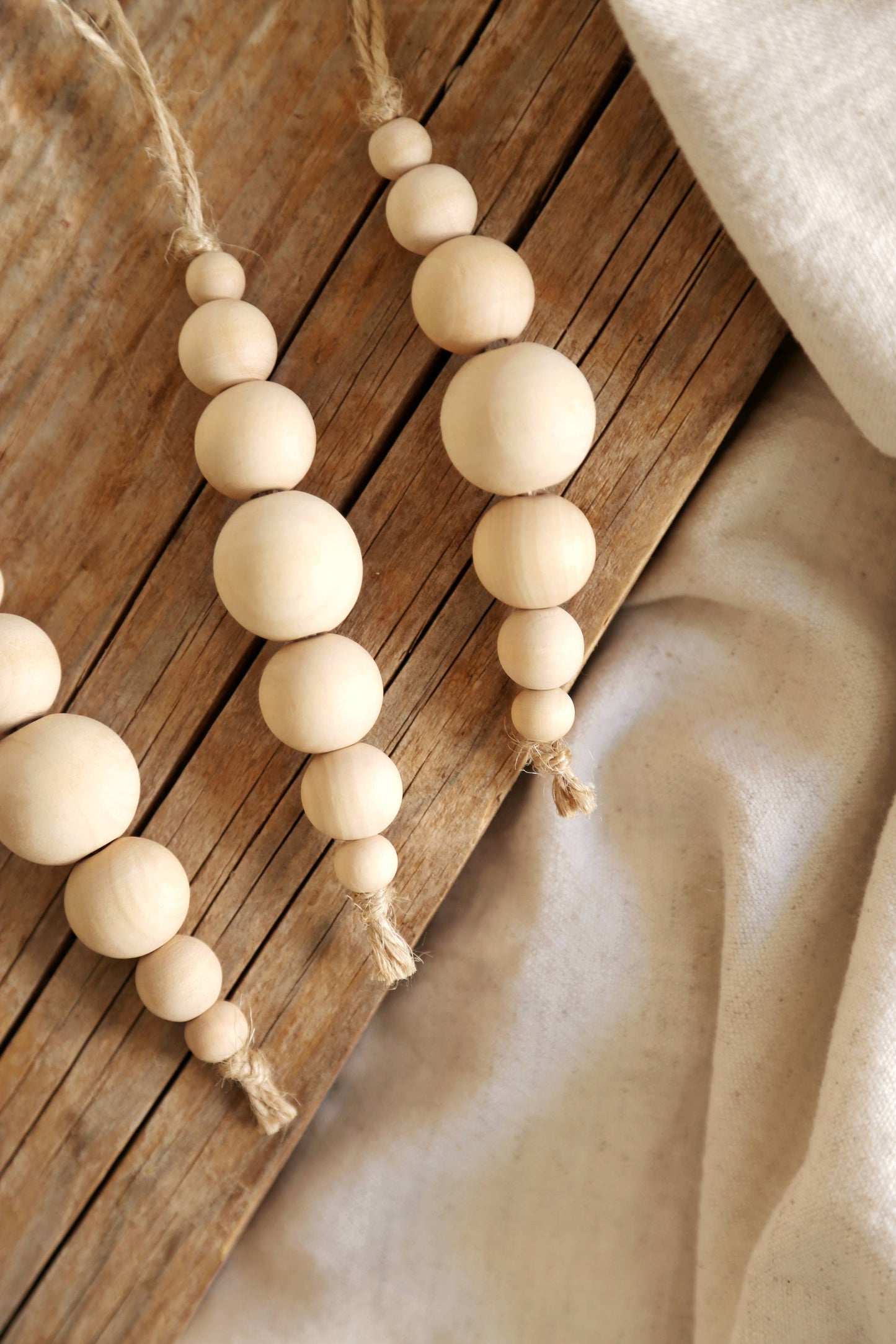 Naturlige træornamenter – bæredygtig julepynt i skandinavisk stil