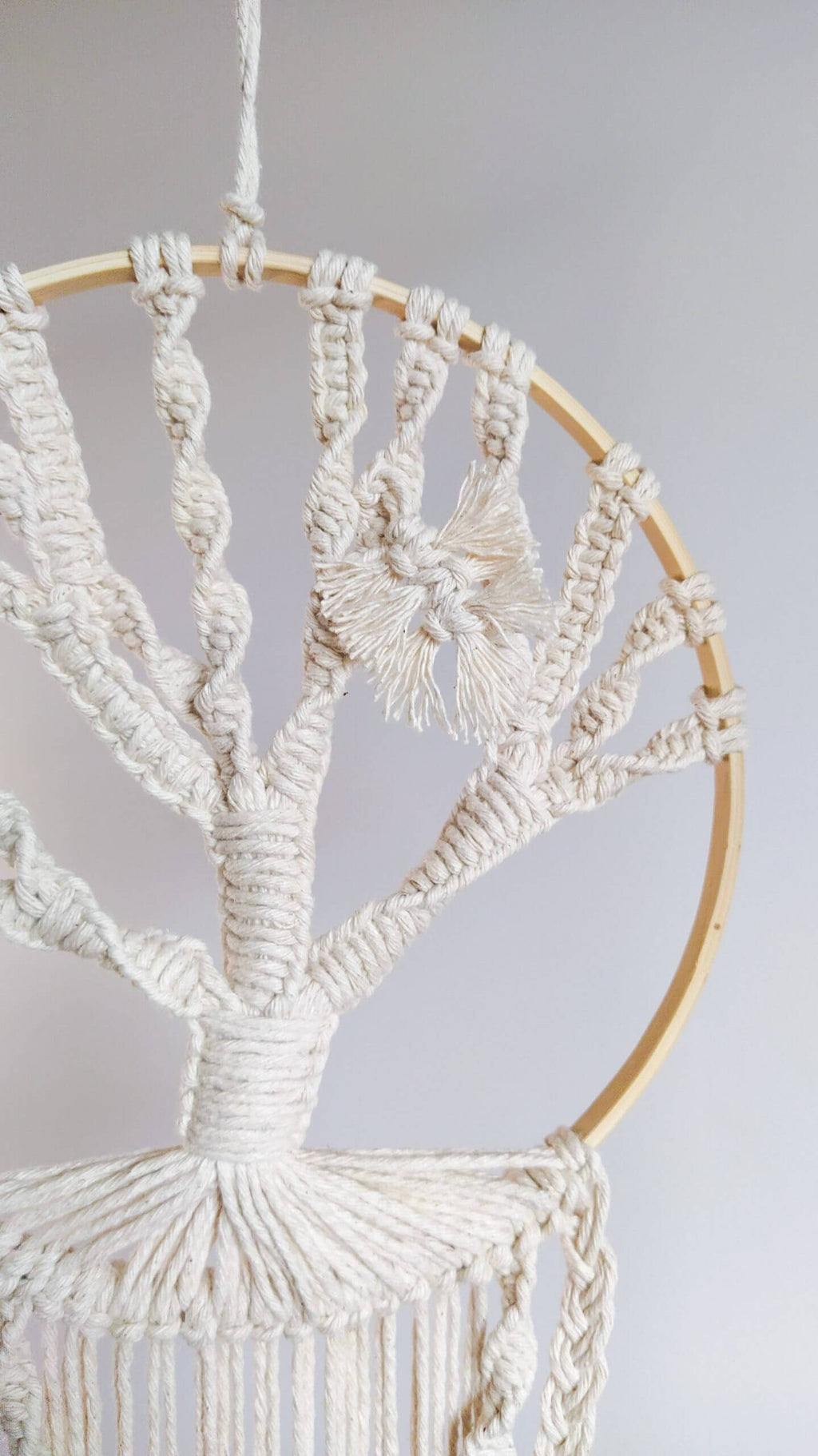 Håndlavet drømmefanger med Livets Træ – et symbol på rødder, styrke og forbindelser