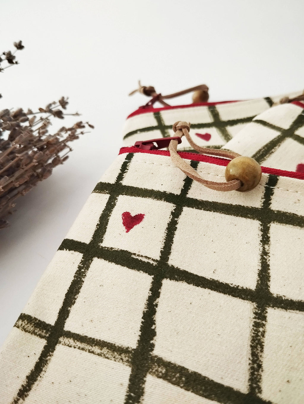 Håndmalet stofpung med hjerter – lille, fin og fuld af charme