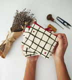 Håndmalet stofpung med hjerter – lille, fin og fuld af charme