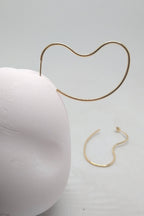 Forgyldte formede hoops – lette og skulpturelle øreringe
