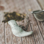 Håndlavet teæg med keramisk hvid fugl 🕊️