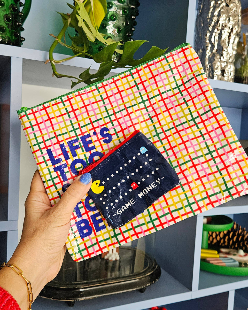 Stor organizer med lynlås “Life’s Too Short To Be Beige” – farverig pouch i genbrugsplast