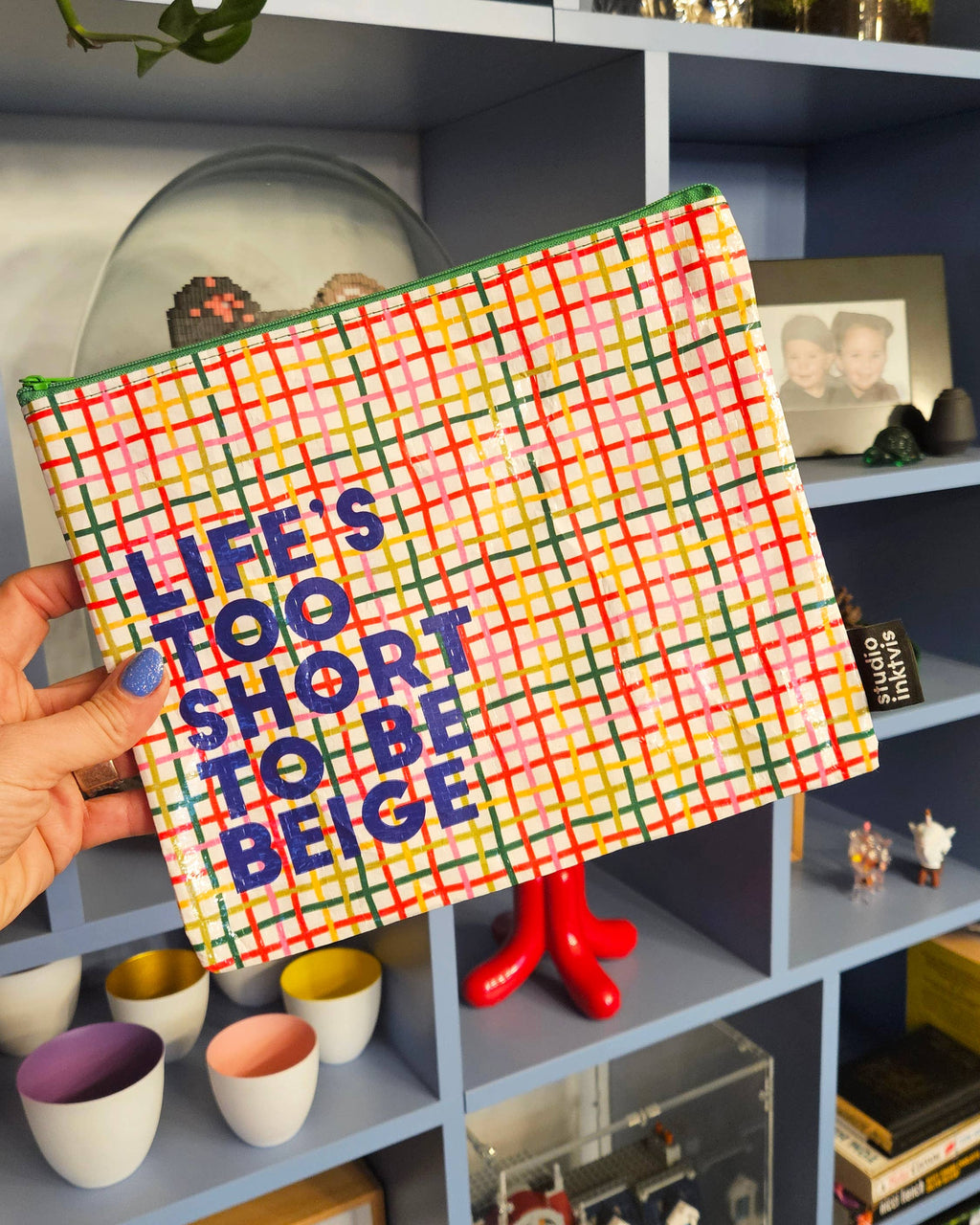 Stor organizer med lynlås “Life’s Too Short To Be Beige” – farverig pouch i genbrugsplast