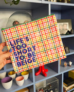 Stor organizer med lynlås “Life’s Too Short To Be Beige” – farverig pouch i genbrugsplast