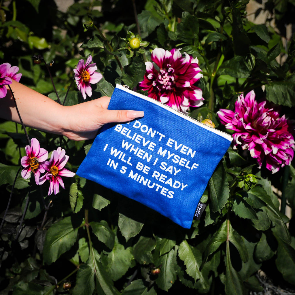 Makeup pung med lynlås “I’ll Be Ready In 5 Minutes” – mørkeblå canvas pouch