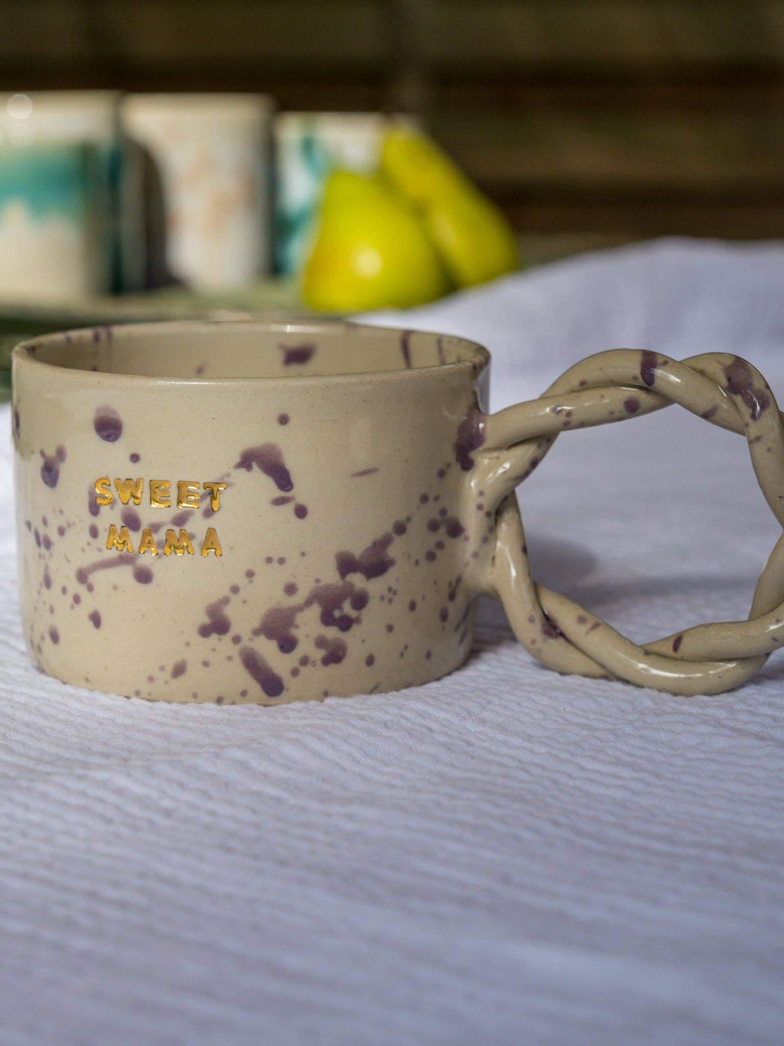 Sweet Mama – håndlavet keramisk krus / kop med brombær-splash