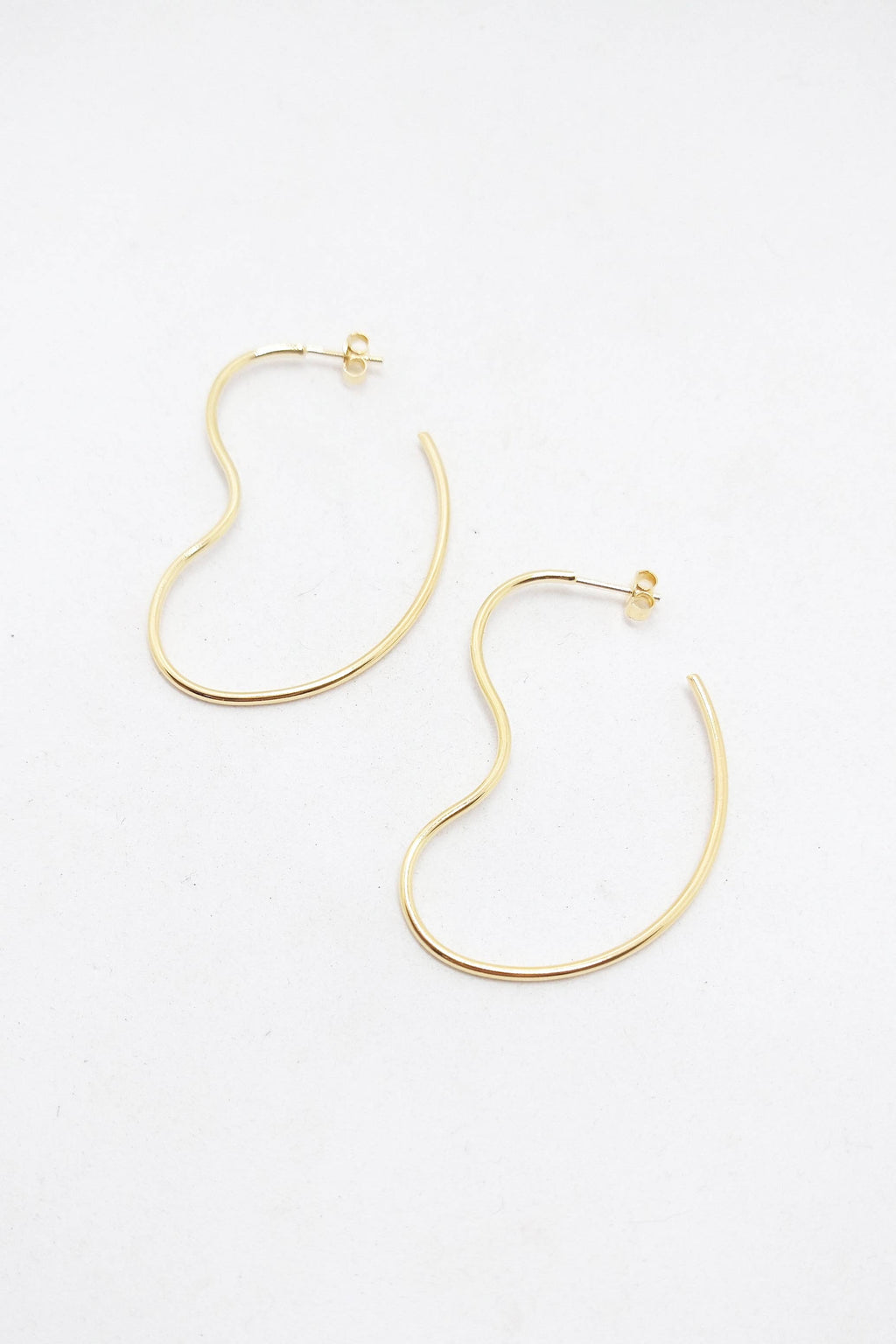 Forgyldte formede hoops – lette og skulpturelle øreringe