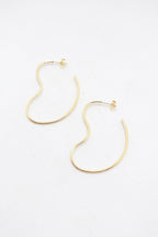 Forgyldte formede hoops – lette og skulpturelle øreringe