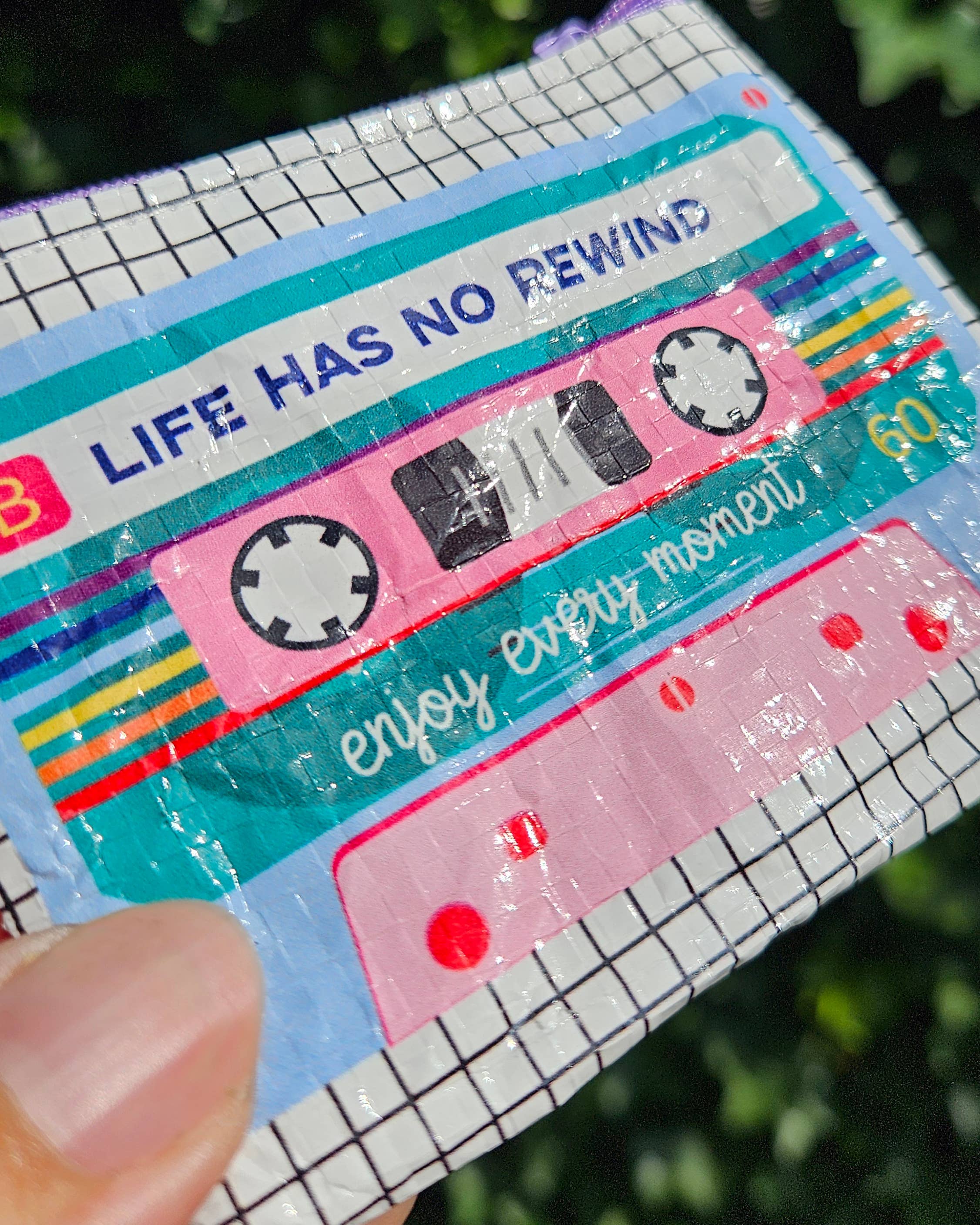 Mini pung “Life Has No Rewind” – retro møntpung i genbrugsplast