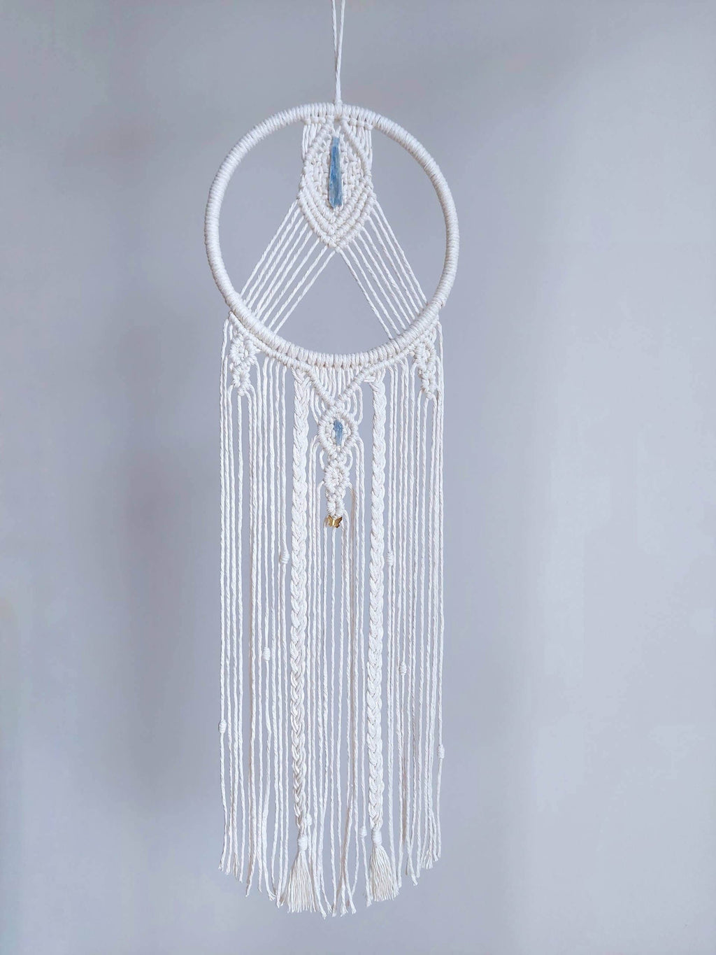 Håndlavet drømmefanger med blå kyanit – beskyttelse & styrke fra Ærkeenglen Michael