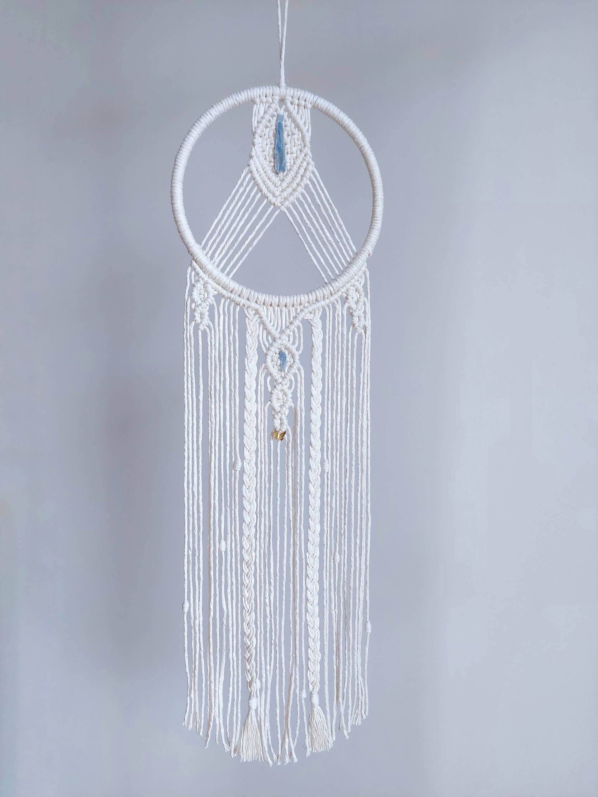 Håndlavet drømmefanger med blå kyanit – beskyttelse & styrke fra Ærkeenglen Michael