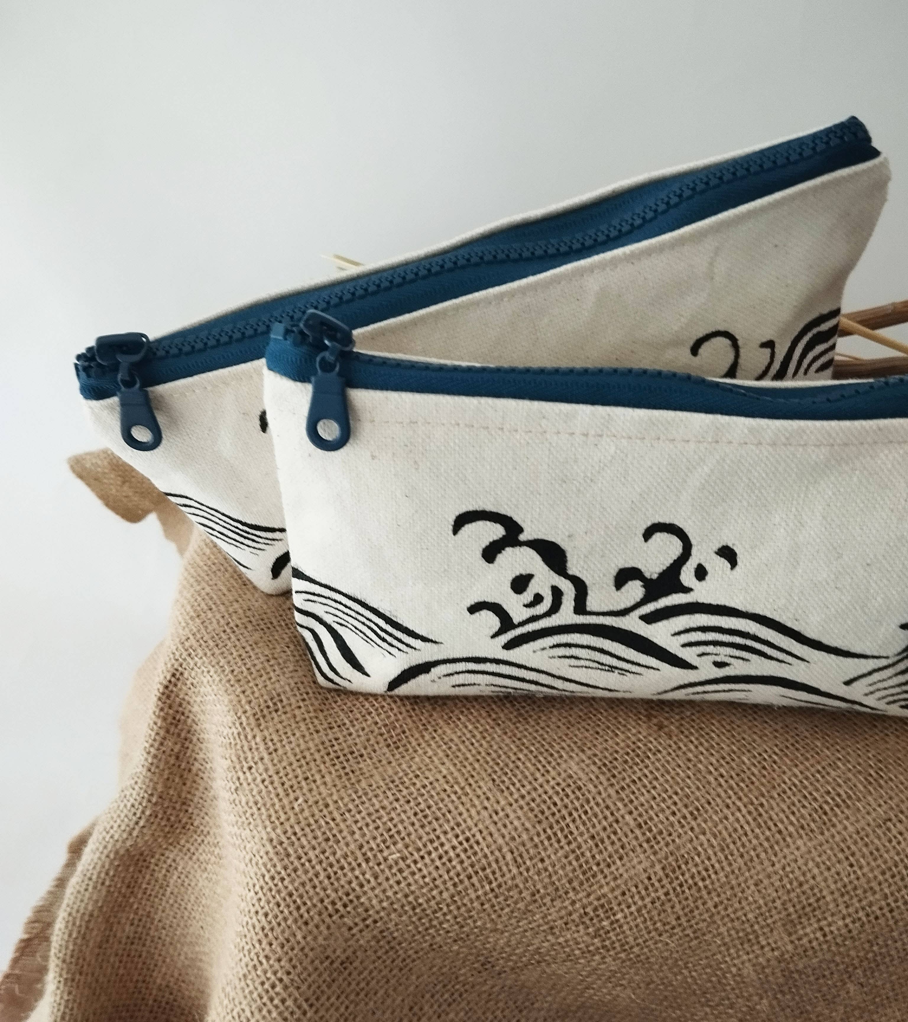 Kosmetikpung / organizer med japansk bølgemønster – stil, ro og orden i tasken