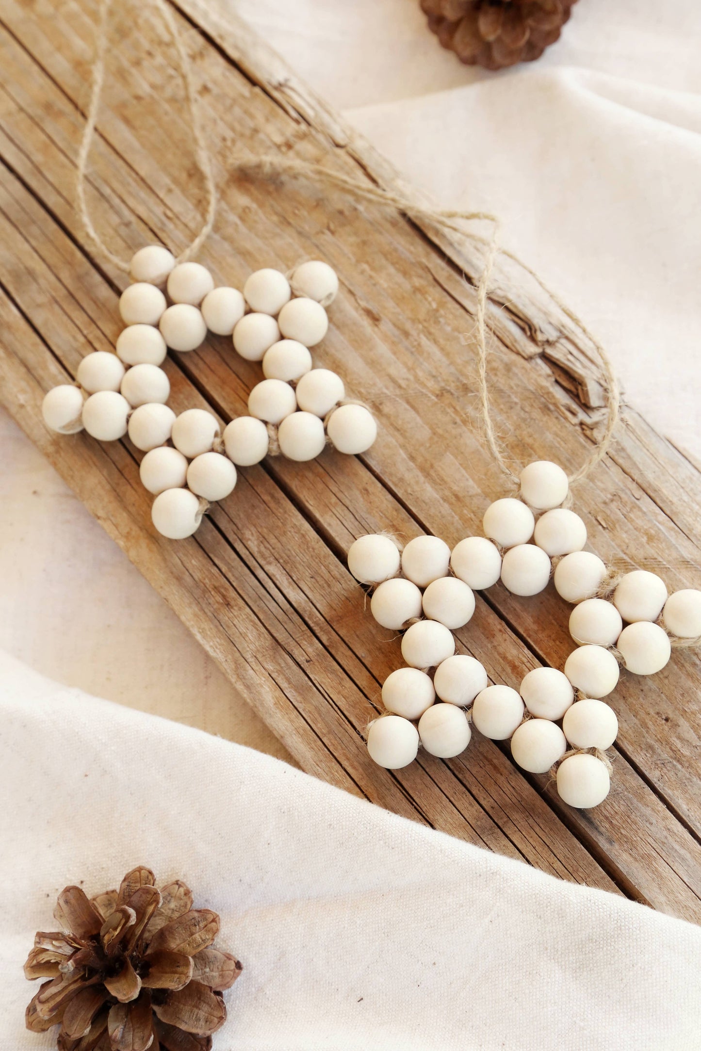 Træstjerne med jutesnor – naturlig og elegant julepynt