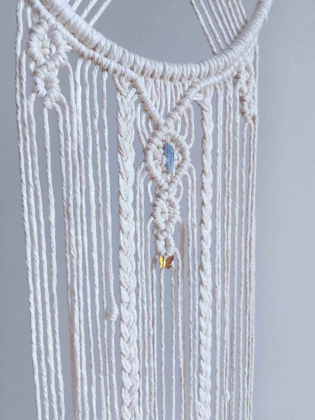 Håndlavet drømmefanger med blå kyanit – beskyttelse & styrke fra Ærkeenglen Michael