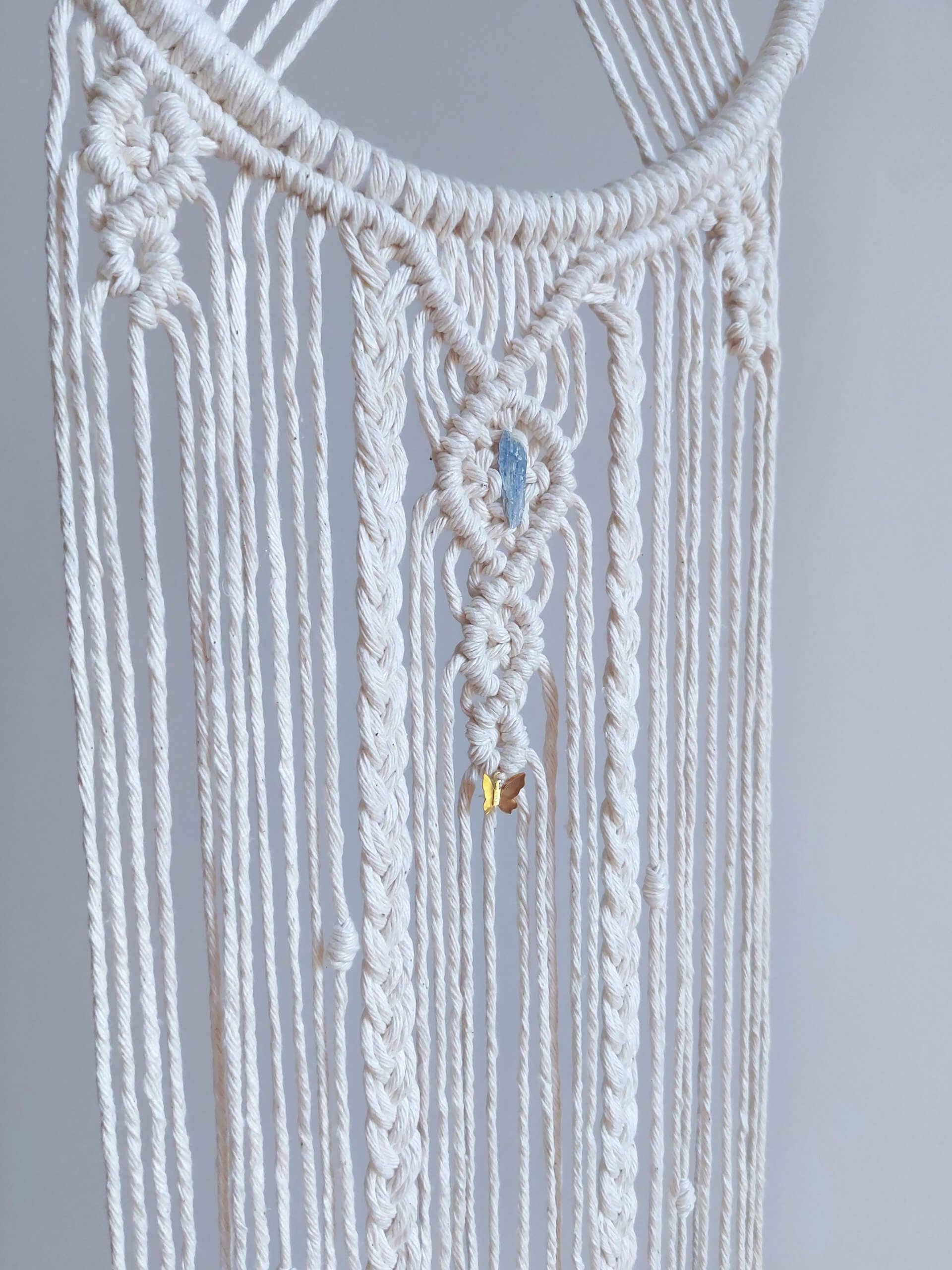 Håndlavet drømmefanger med blå kyanit – beskyttelse & styrke fra Ærkeenglen Michael