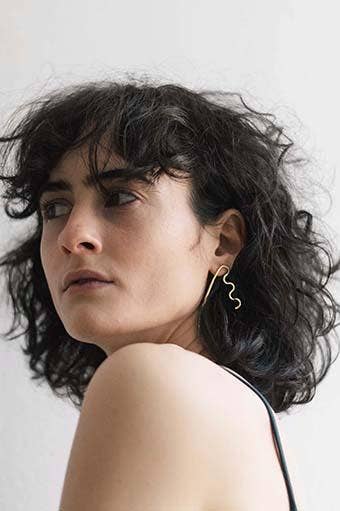 Bølgede ørestikker forgyldt – håndformet design