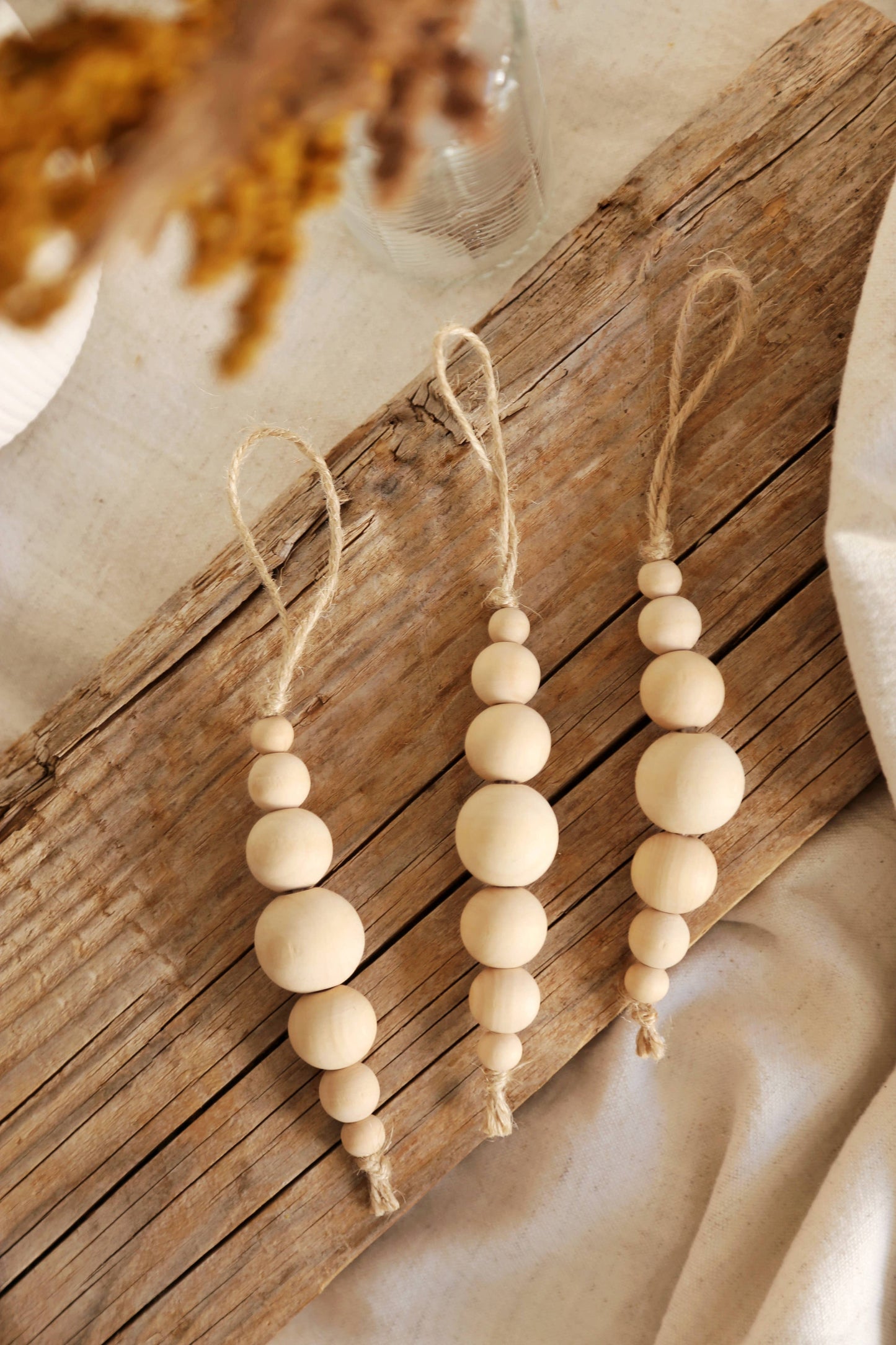 Naturlige træornamenter – bæredygtig julepynt i skandinavisk stil