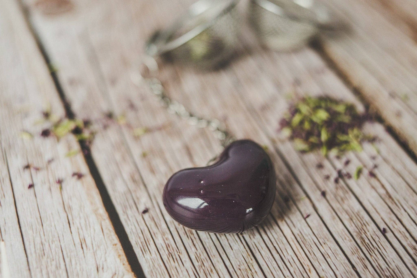 Håndlavet teæg med keramisk blomme farvet hjerte 💜