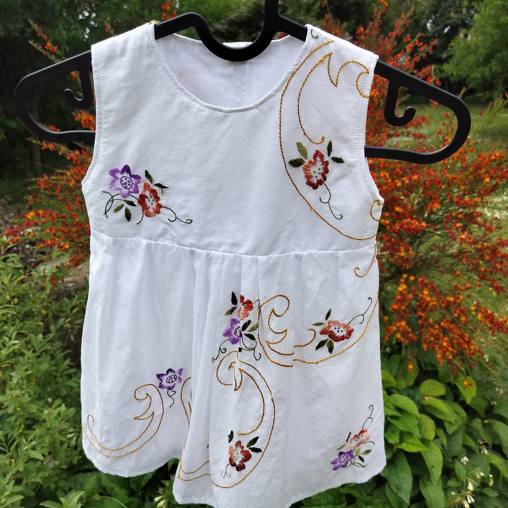 Unik håndsyet børnekjole i genbrugstekstiler | Str. 2 år