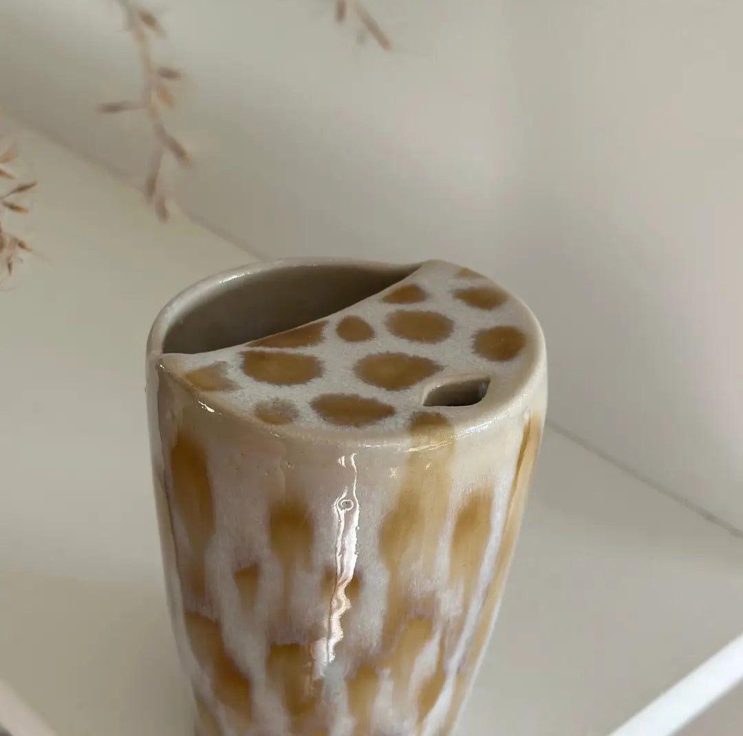 Rejsekrus i gyldne nuancer – keramisk kop med levende glasur