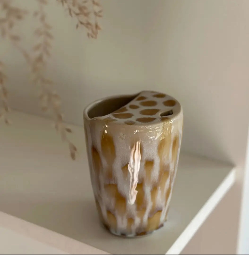 Rejsekrus i gyldne nuancer – keramisk kop med levende glasur