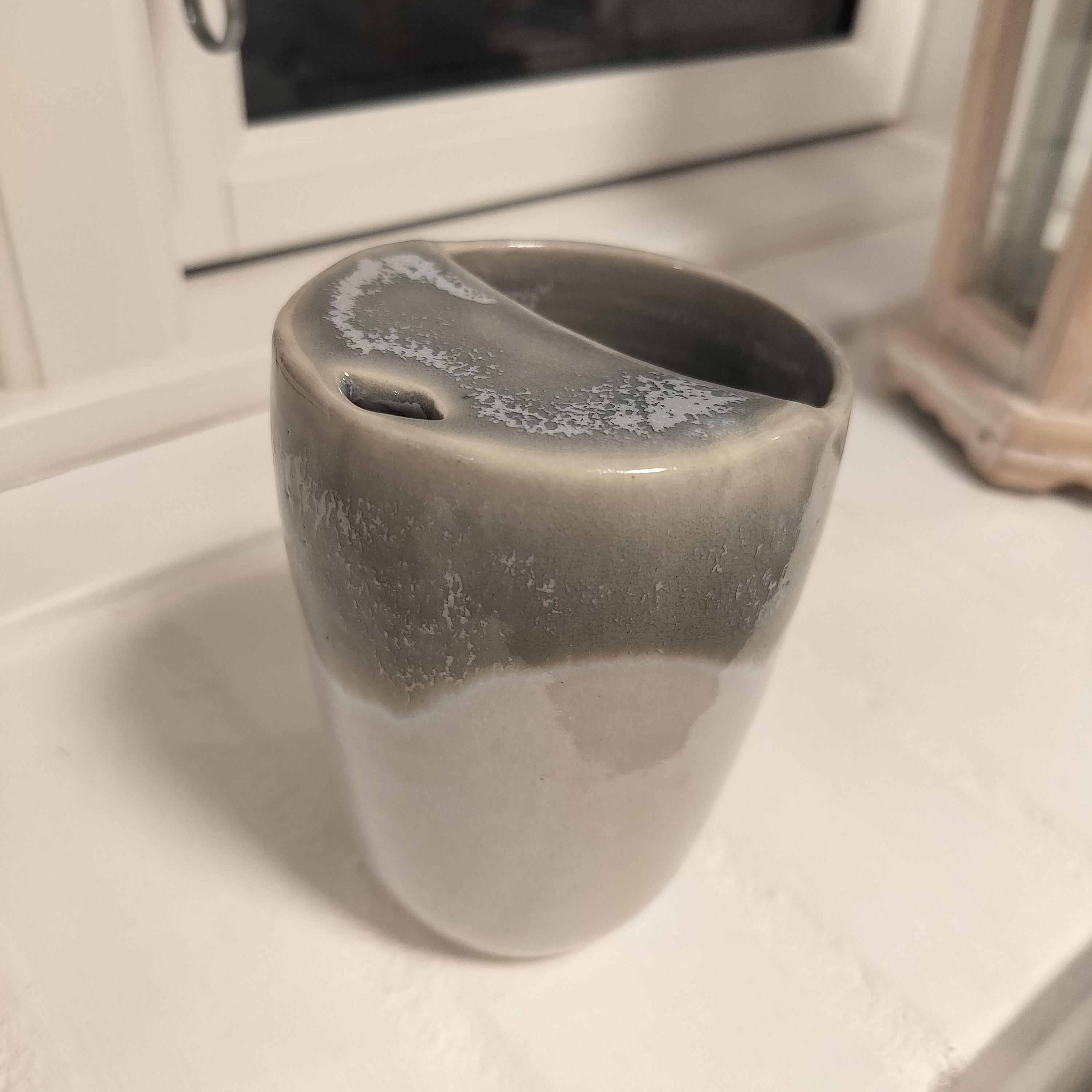 Rejsekrus i grålige nuancer – keramisk kop med levende glasur