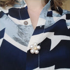 Clip-On Knapper – Hvide Perleblomster med Guldlook (sæt af 2)