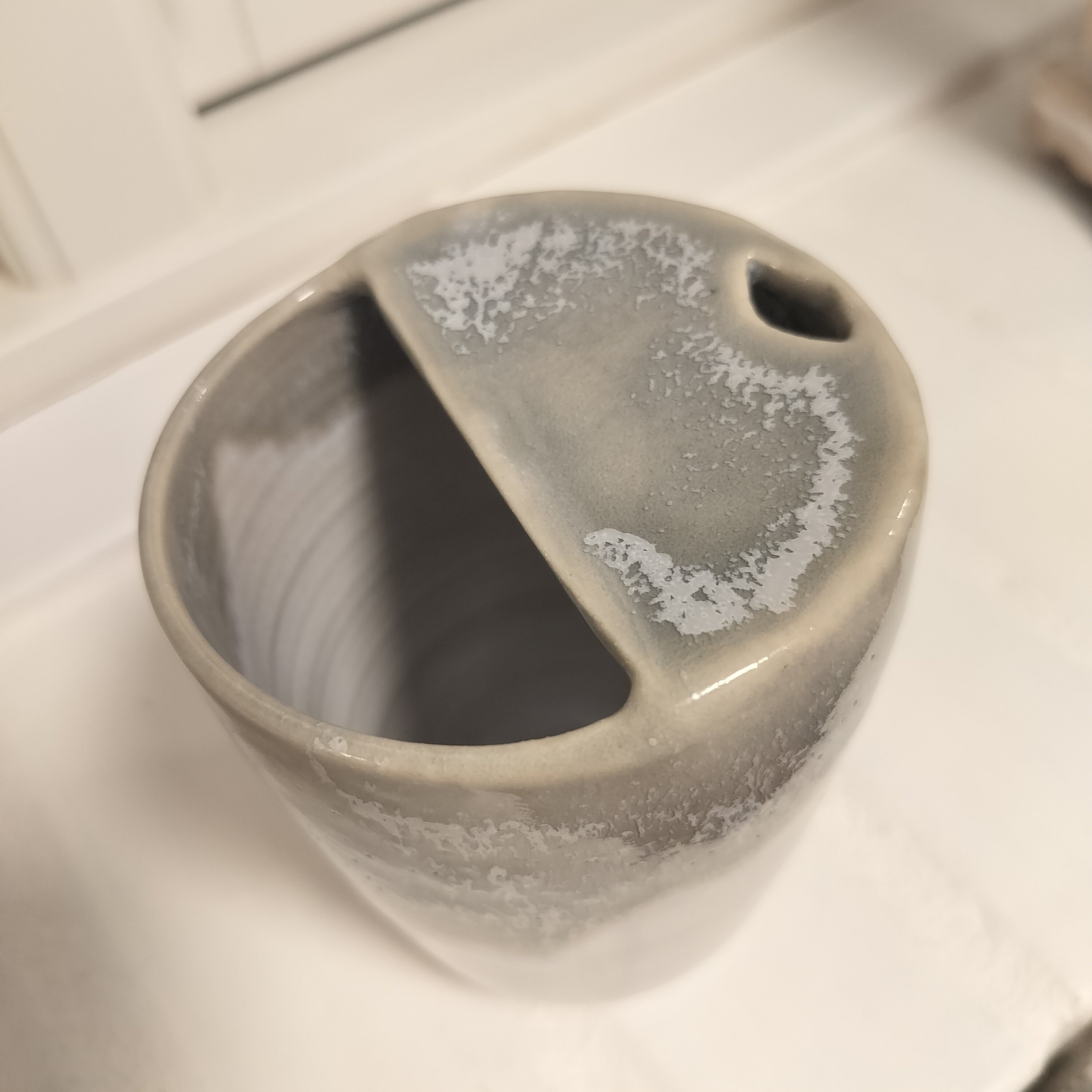 Rejsekrus i grålige nuancer – keramisk kop med levende glasur