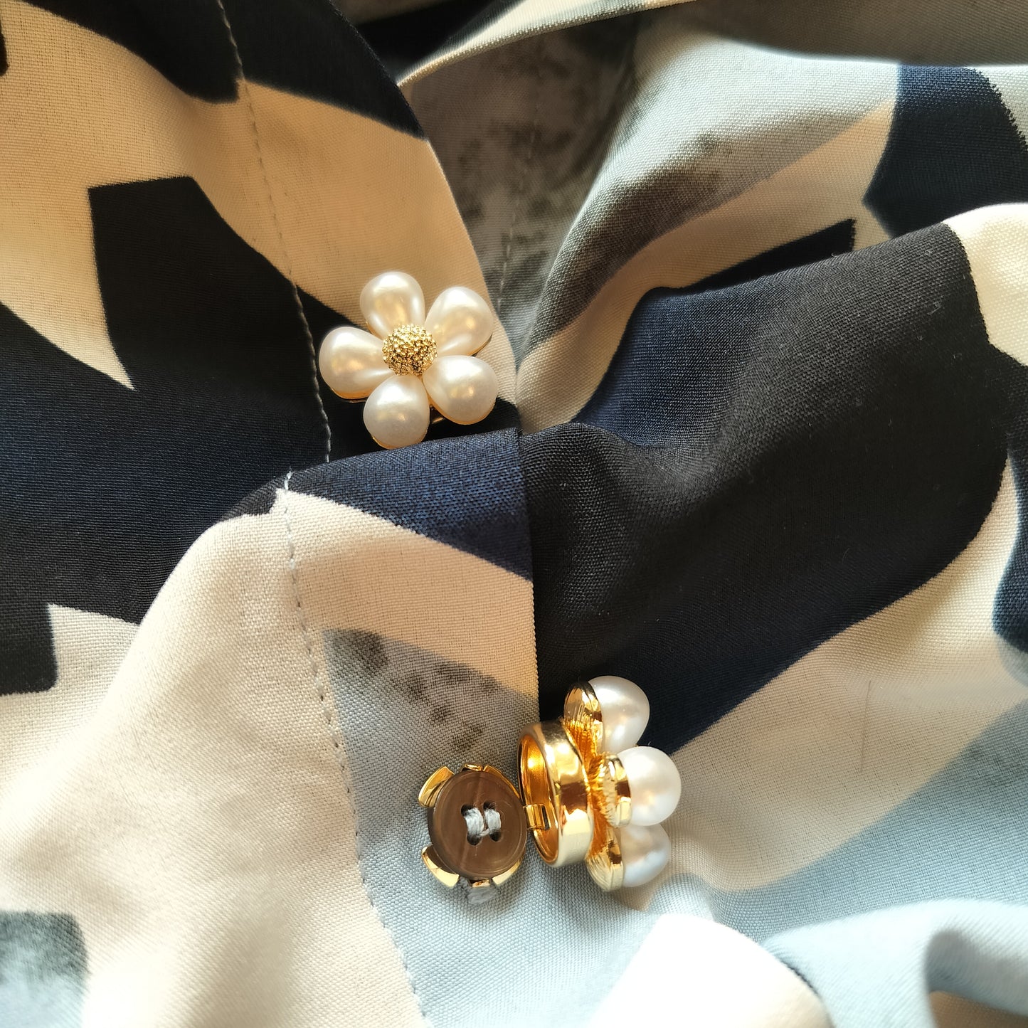 Clip-On Knapper – Hvide Perleblomster med Guldlook (sæt af 2)