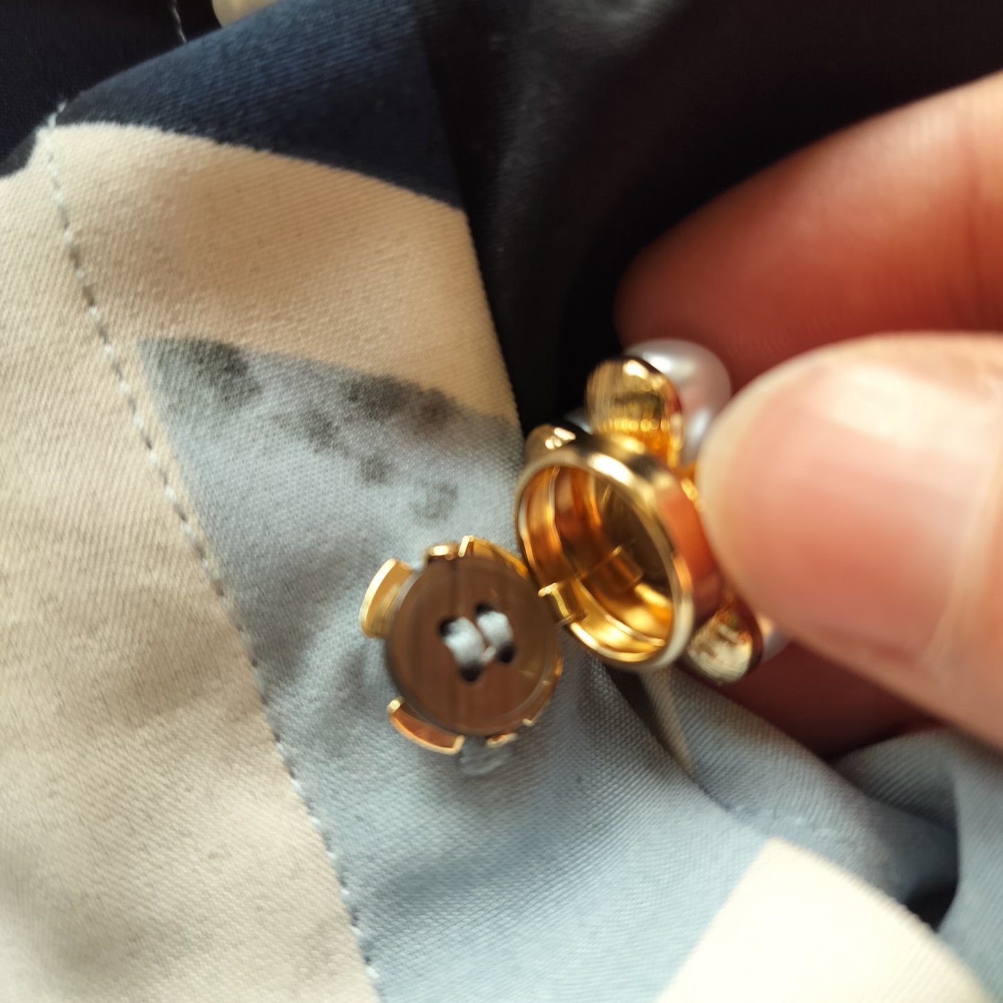 Clip-On Knapper – Hvide Perleblomster med Guldlook (sæt af 2)