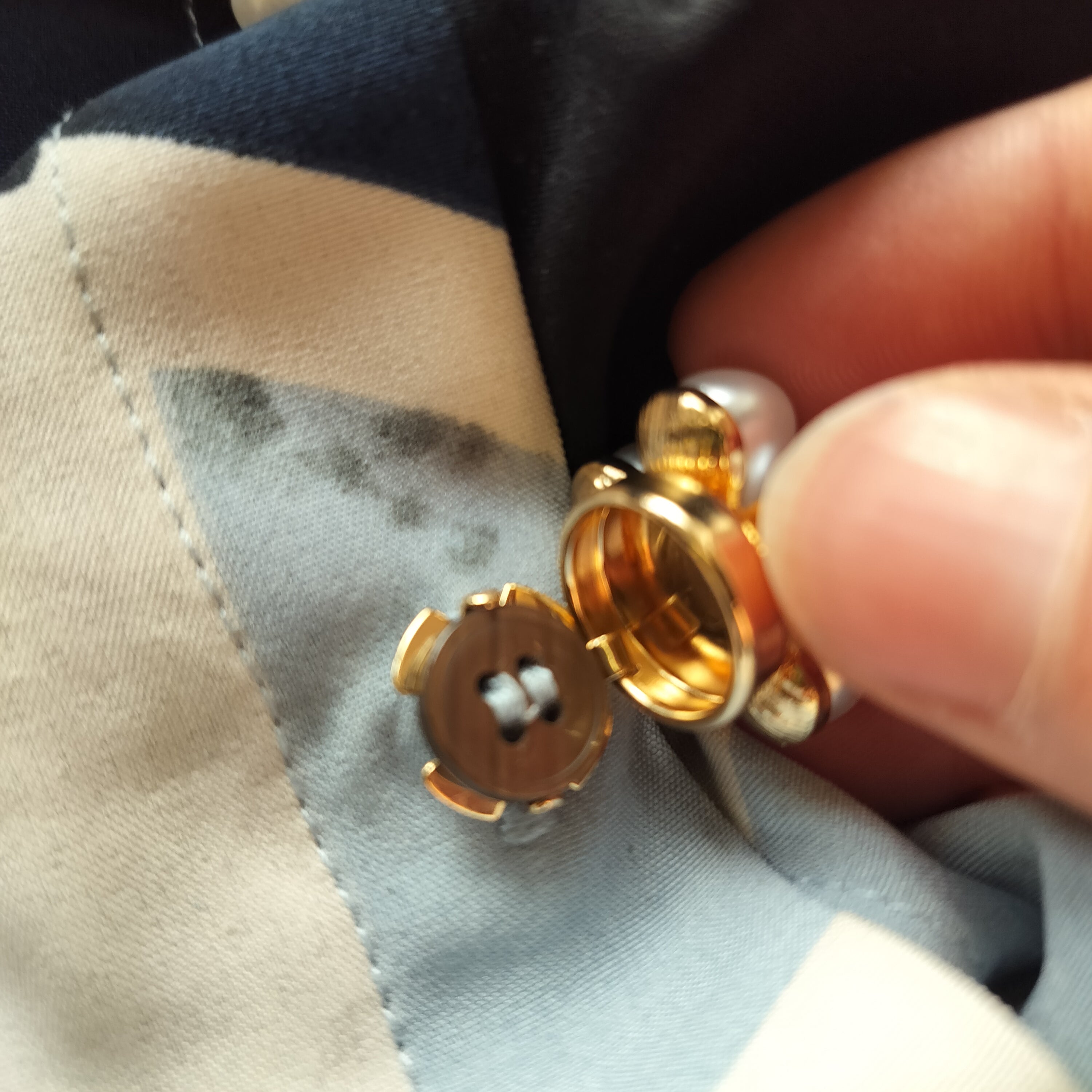 Clip-On Knapper – Hvide Perleblomster med Guldlook (sæt af 2)