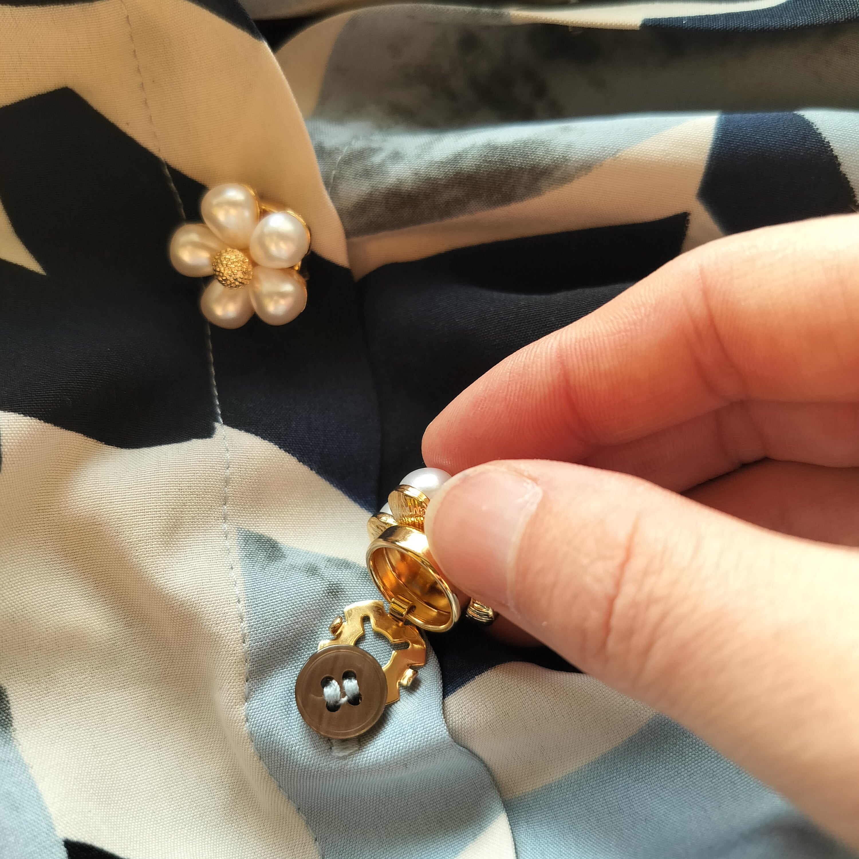 Clip-On Knapper – Hvide Perleblomster med Guldlook (sæt af 2)